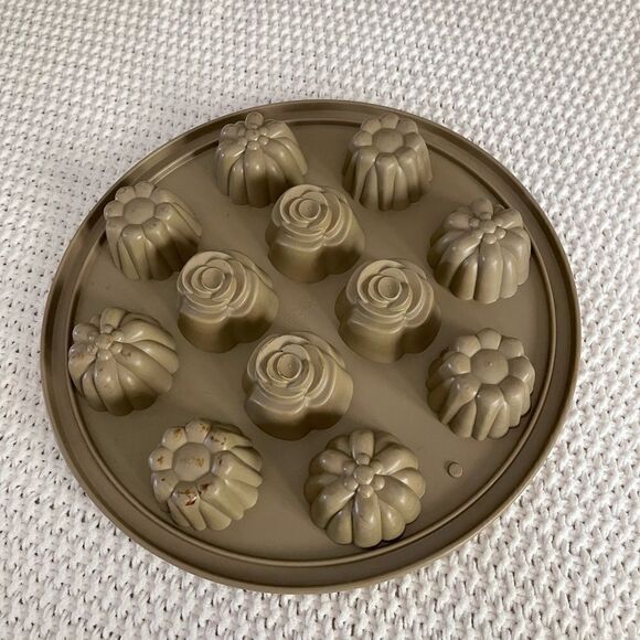 ‎Pampered Chef silicone flower mold cupcakes candy - Picture 1 of 10